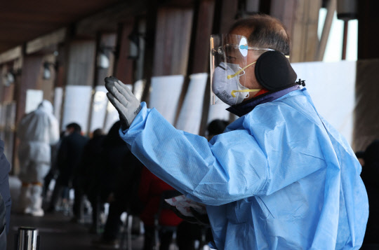 15일 오전 서울 송파구보건소 선별진료소에서 관계자들이 시민들을 안내하고 있다. 연합뉴스